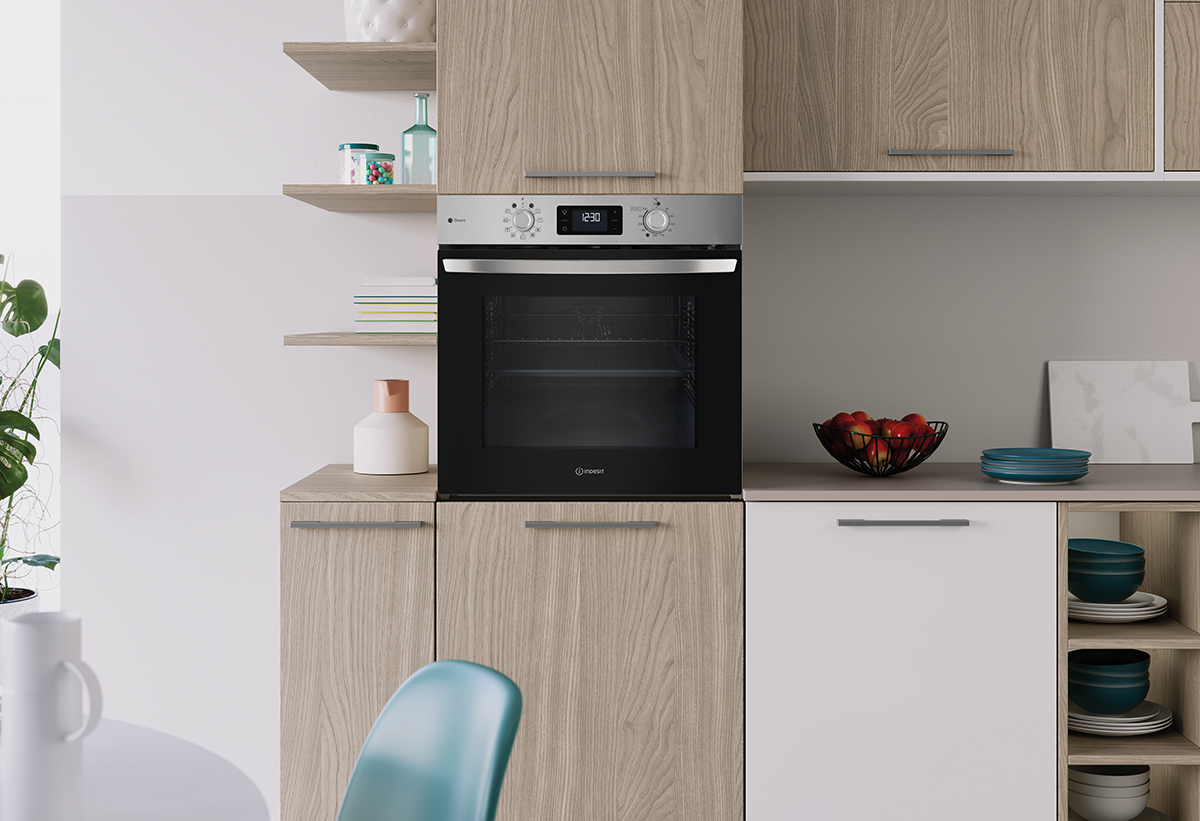 Απεικονίζεται ο φούρνος εγκατεστημένος σε κουζίνα.